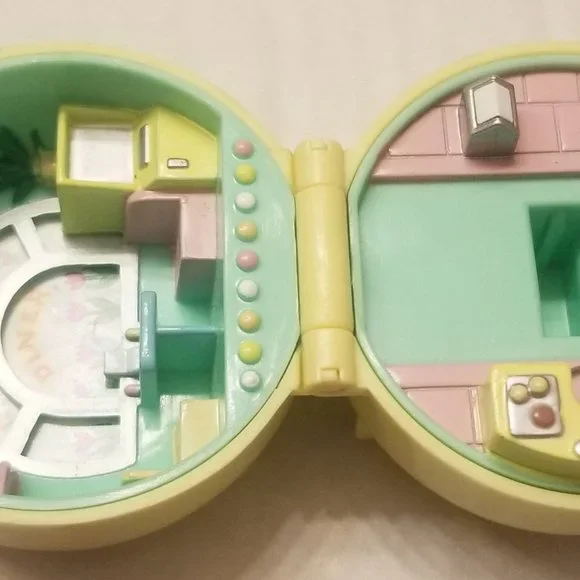 ALL pieces included!! - 1991 Polly Pocket diner case- Final price! - Picture 5 of 9